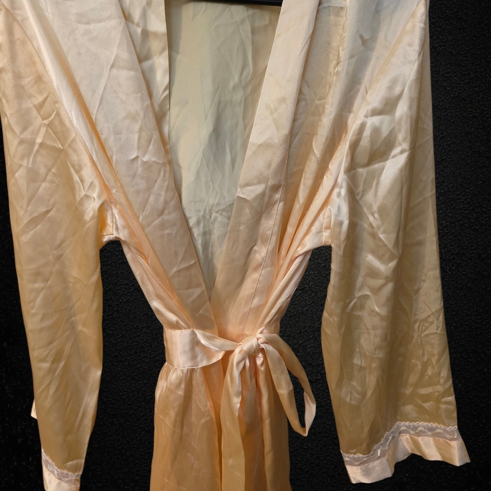 Morgan Taylor Yelluw Satin Tie-Waist Robe. . NWOT .Size Xl